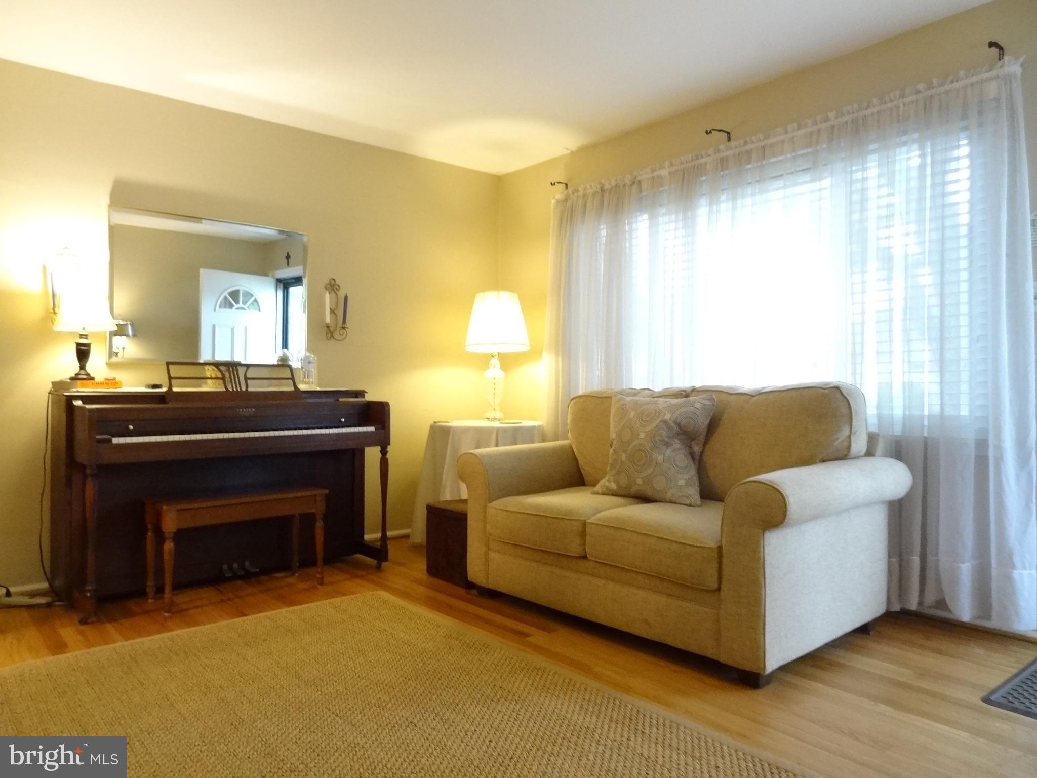 4712 Nantucket Road College Park, MD 20740 - Photo 5 of 43 Living Room