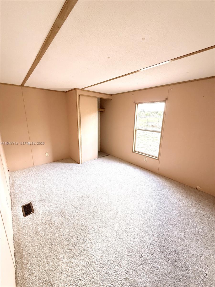 530 North Datil Street Clewiston, FL 33440 - Photo 5 of 10 an empty room with windows