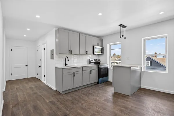 $2,590 | 142 Winslow Avenue, Unit 3, Norwood, MA 02062