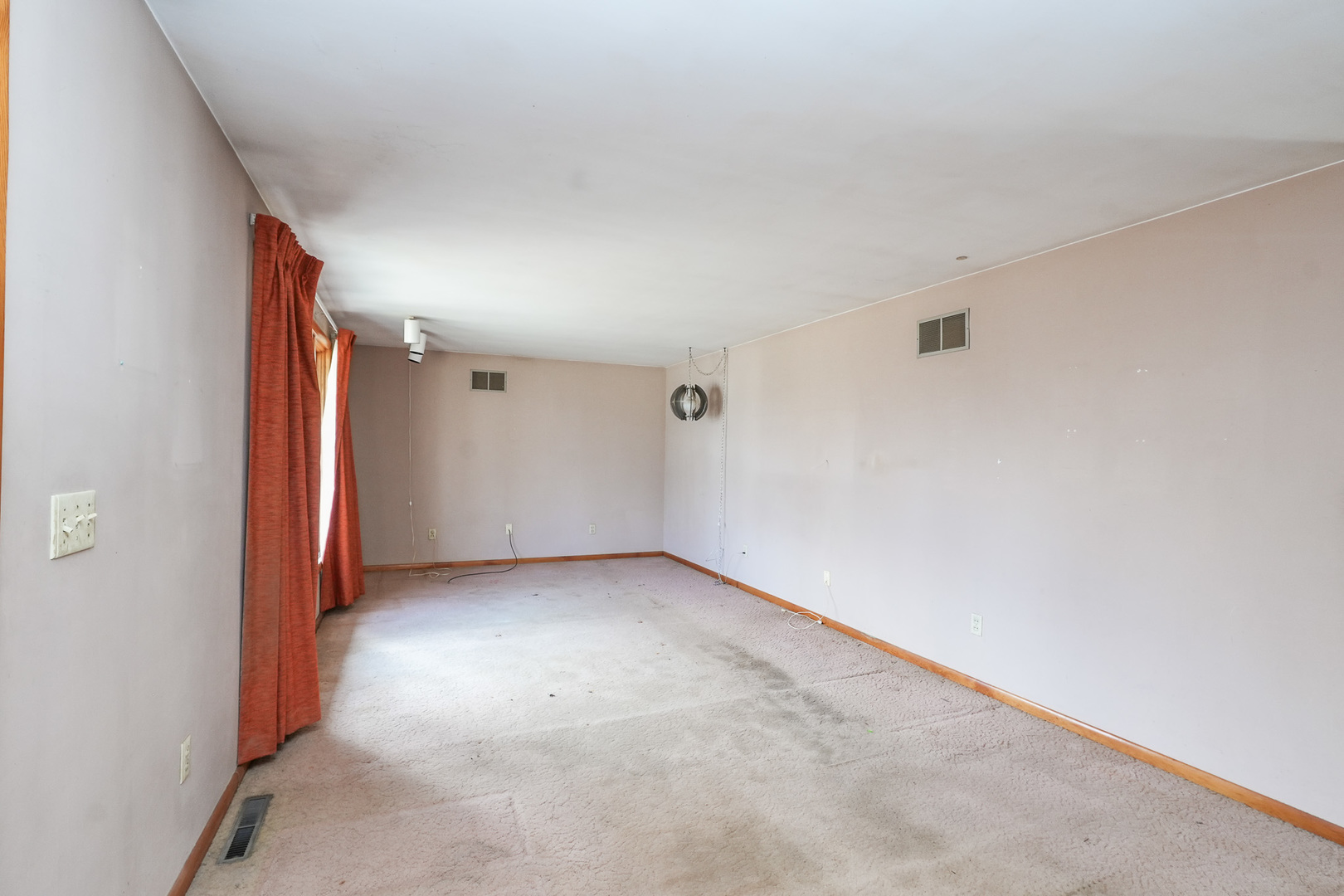 164 North 5620W Road Kankakee, IL 60901 - Photo 6 of 37 an empty room with an entryway