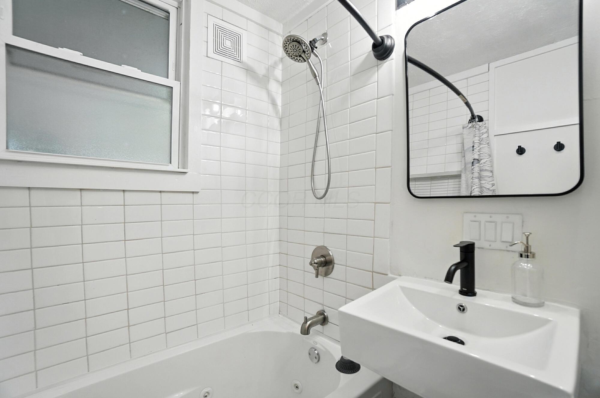 905 Kinnear Road Columbus, OH 43212 - Photo 21 of 67 First Floor Full Bath
