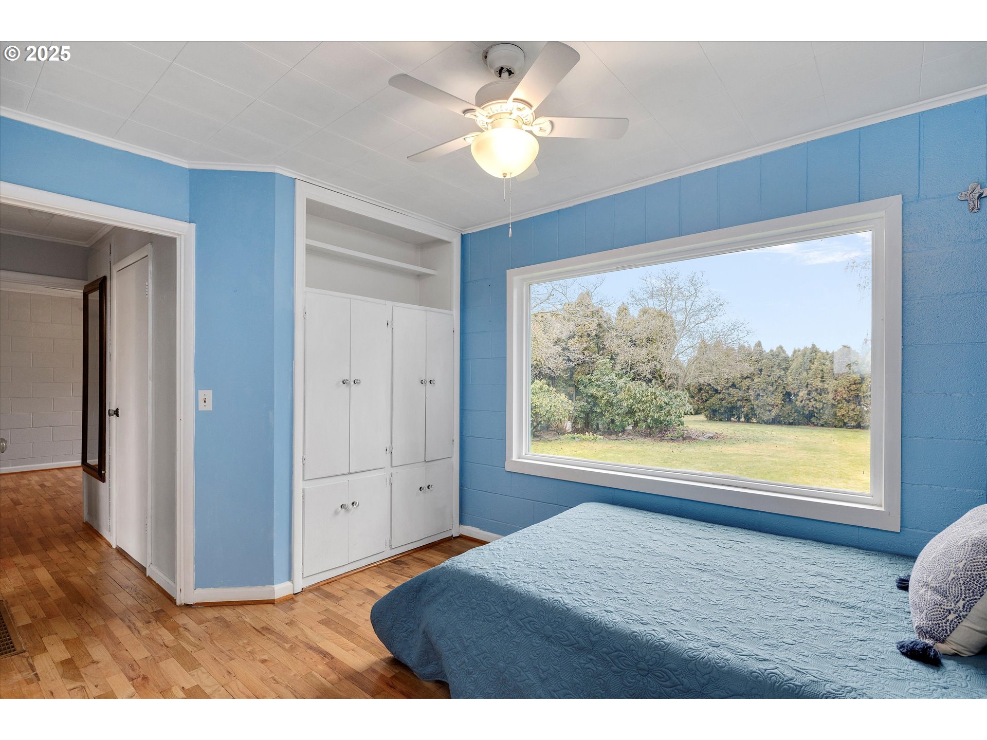 1684 Orchard Road Hood River, OR 97031 - Photo 11 of 47 a view of an empty room and window