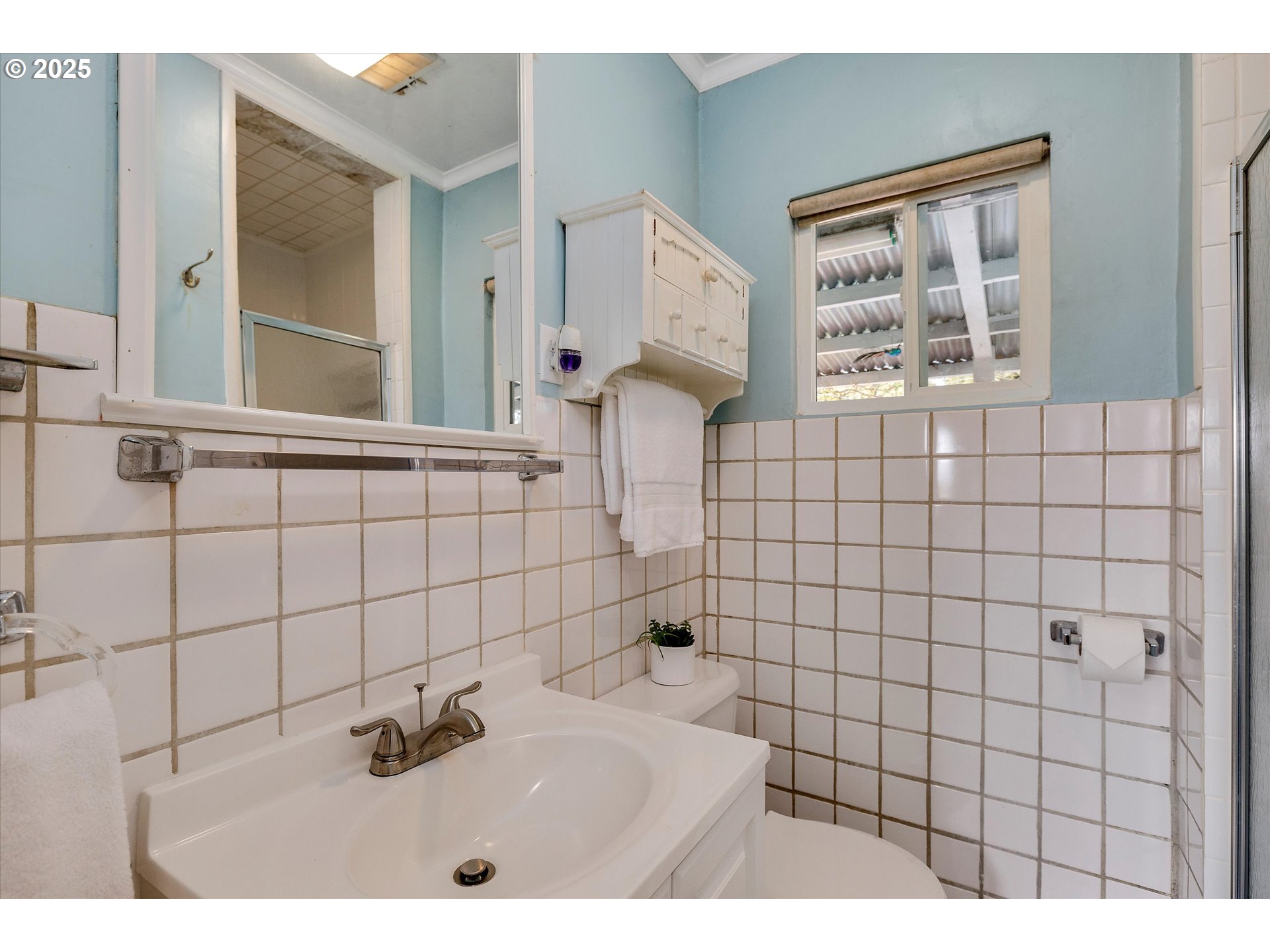 1684 Orchard Road Hood River, OR 97031 - Photo 23 of 47 a bathroom with a sink toilet and mirror