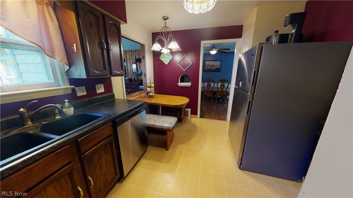 4749 Anderson Road Cleveland, OH 44124 - Photo 8 of 27