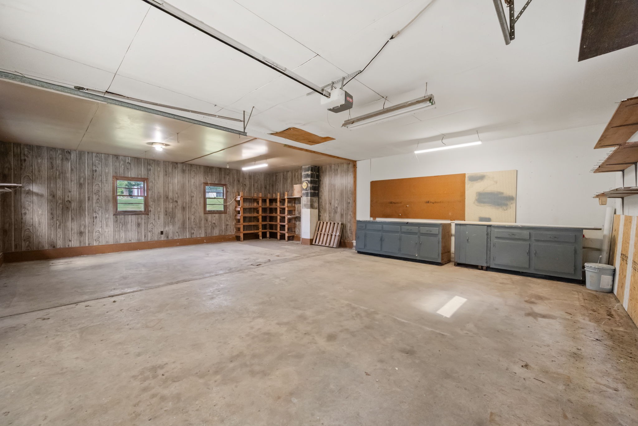 210 Rigney Drive Manchester, TN 37355 - Photo 31 of 39 a view of an empty room with furniture and a kitchen