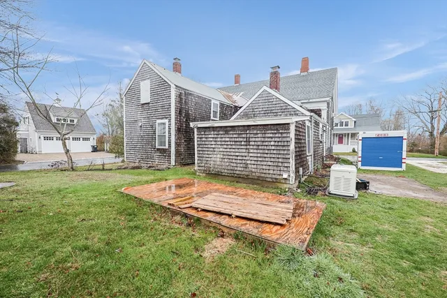 a view of a house with a backyard
