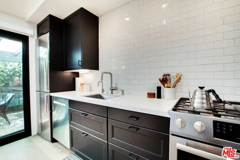 $4,595 | 927 1/2 Victoria Avenue, Venice, CA 90291