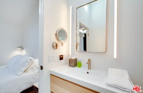 $4,595 | 927 1/2 Victoria Avenue, Venice, CA 90291