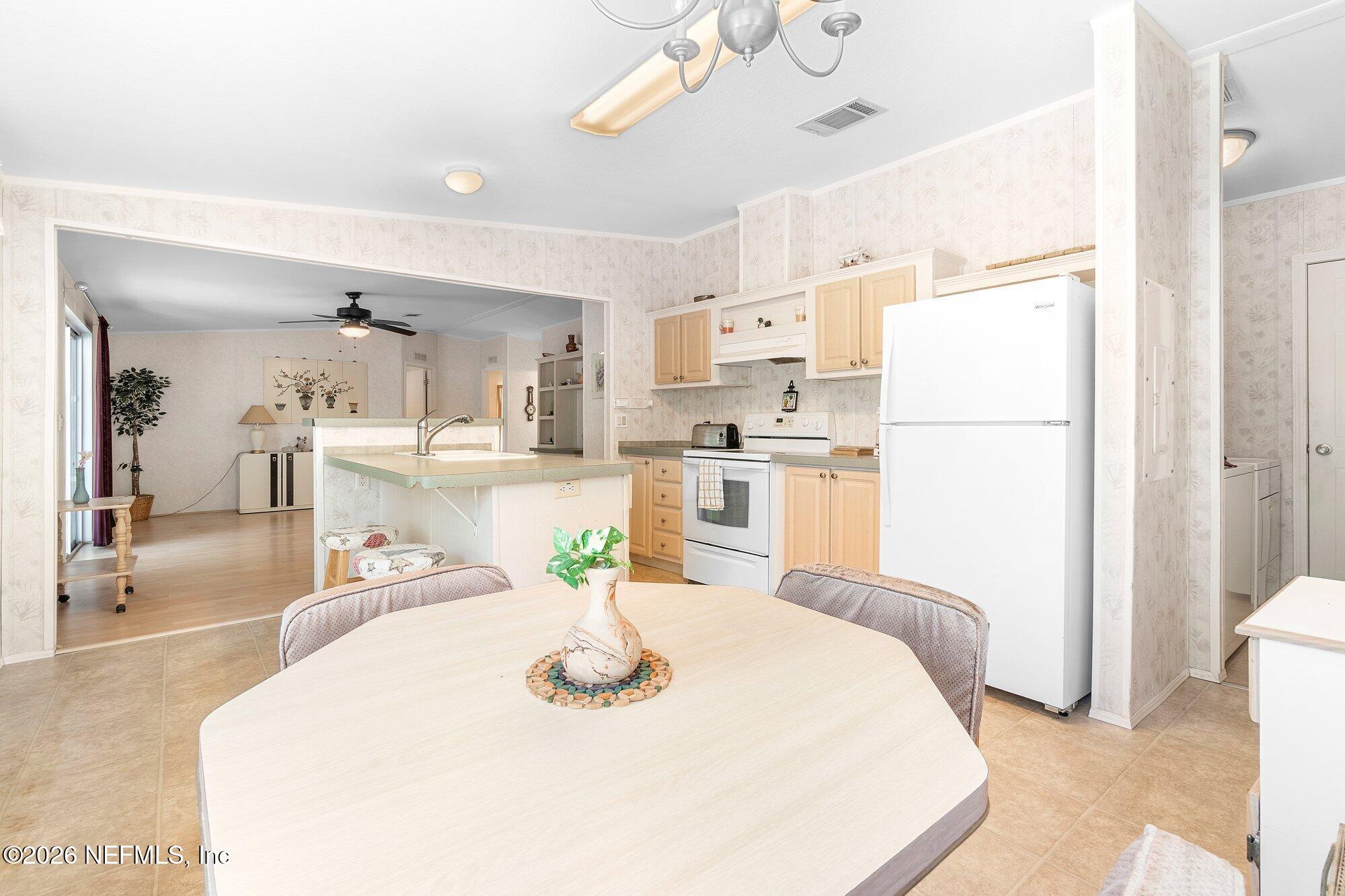 100 Mcgrady Lake Road Crescent City, FL 32112 - Photo 8 of 59 Dining/Kitchen