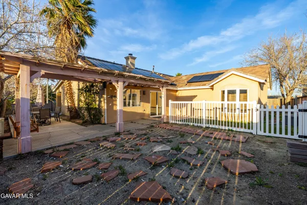 a view of a house with backyard and porch