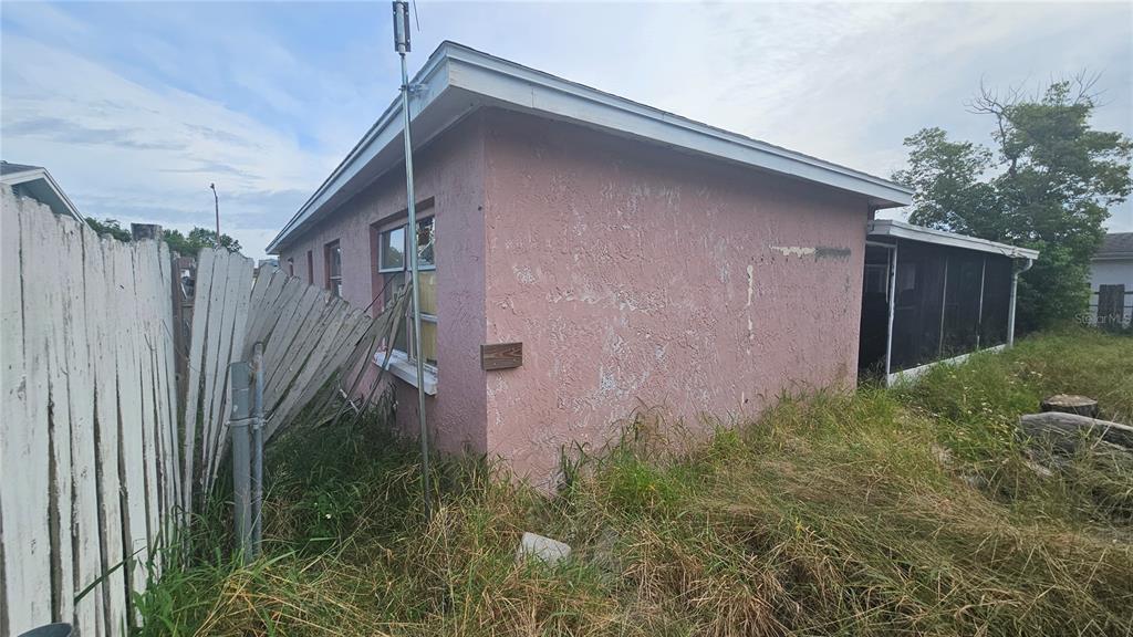 8428 Paxton Drive Port Richey, FL 34668 - Photo 94 of 100 a backyard of a house with lots of green space
