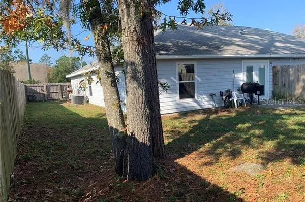 a view of a backyard