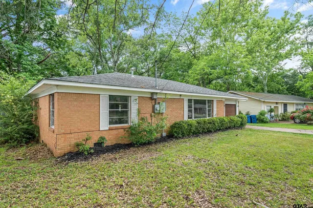 a view of a house with a yard