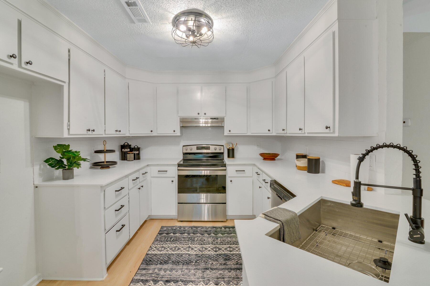 103 Camellia Road Goose Creek, SC 29445 - Photo 7 of 21 Kitchen