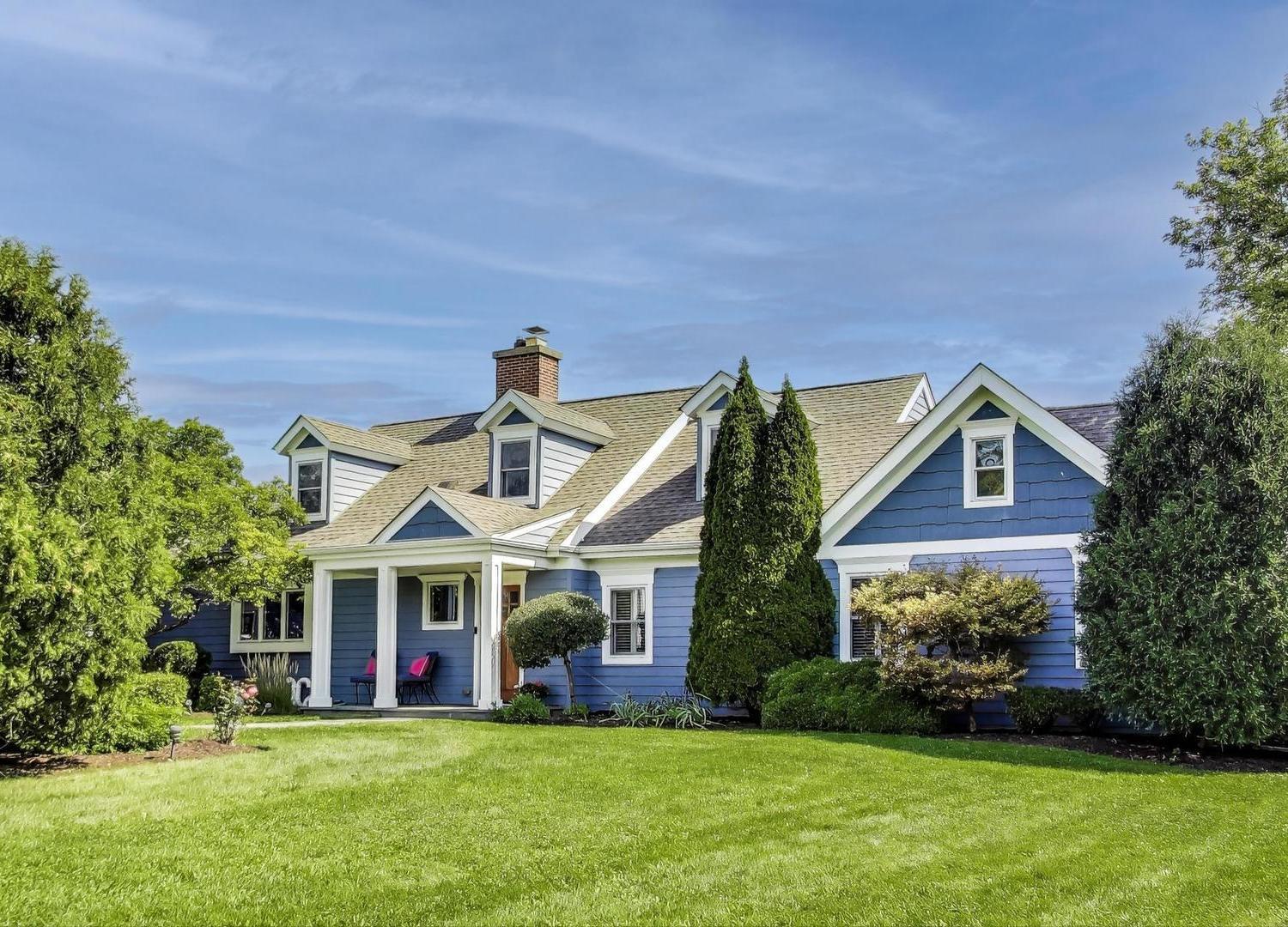 455 Sunset Ridge Road Northfield, IL 60093 - Photo 2 of 47 a front view of a house with a garden