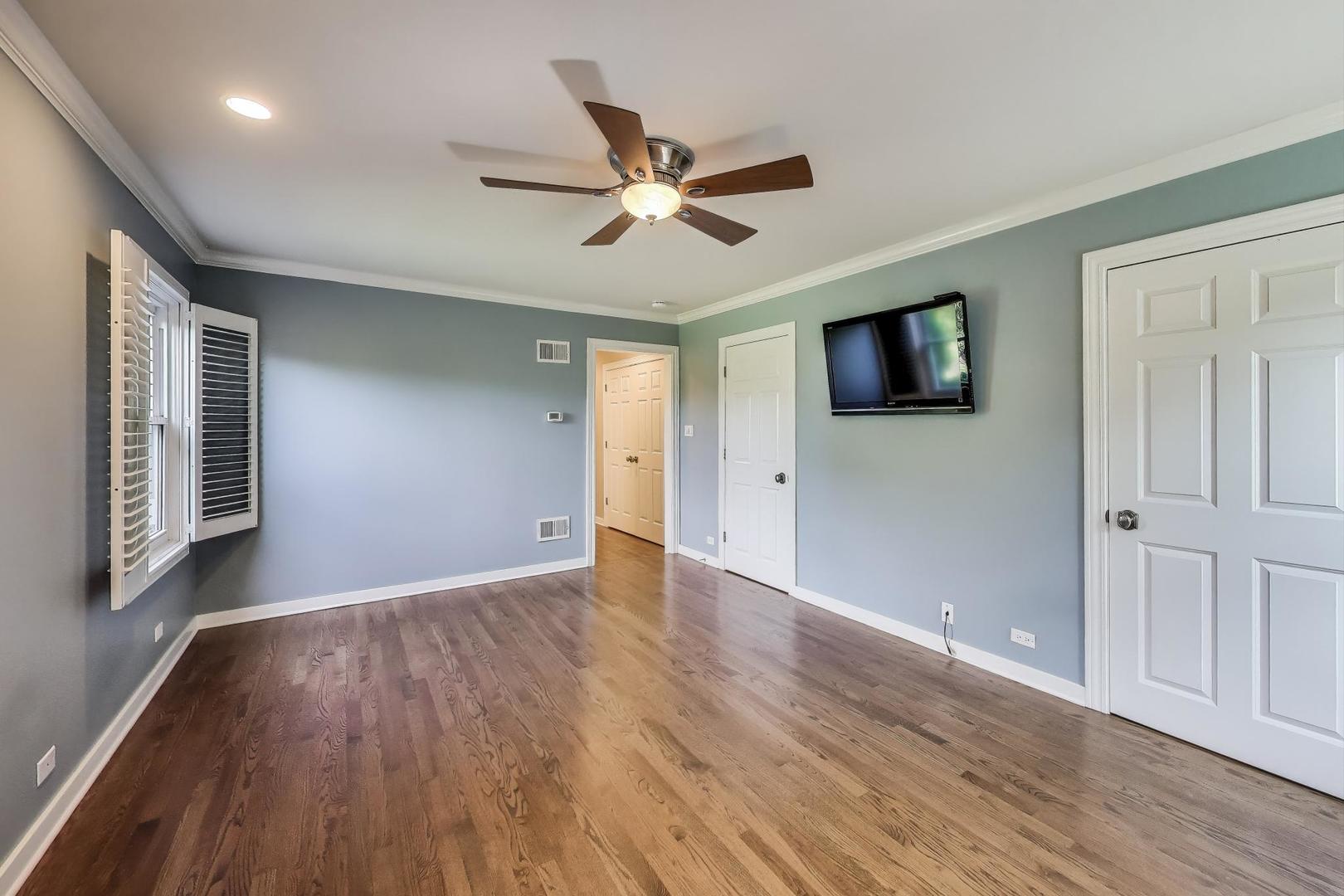 455 Sunset Ridge Road Northfield, IL 60093 - Photo 22 of 47 a view of empty room with wooden floor and ceiling fan