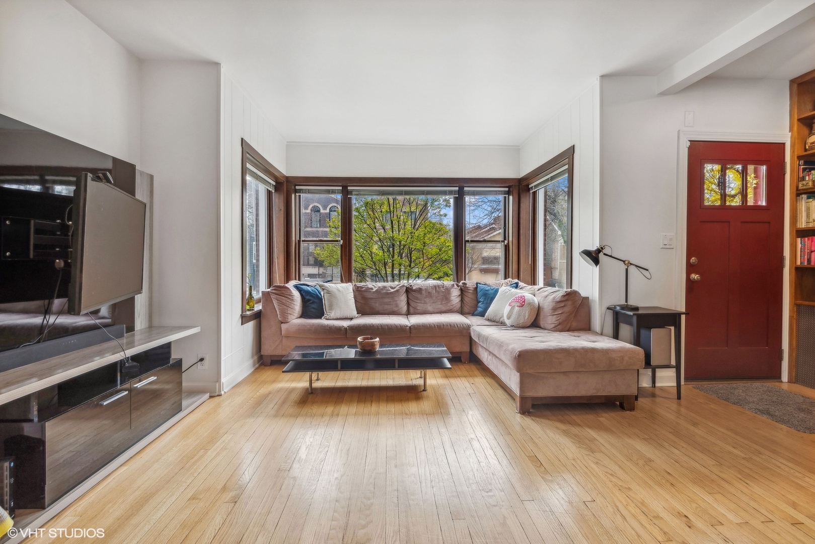 3408 North Ridgeway Avenue Chicago, IL 60618 - Photo 3 of 32 Gallery Image 3