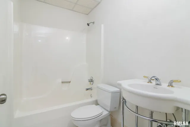 $840,000 | 12 Clearlake Drive, Centralia, IL 62801