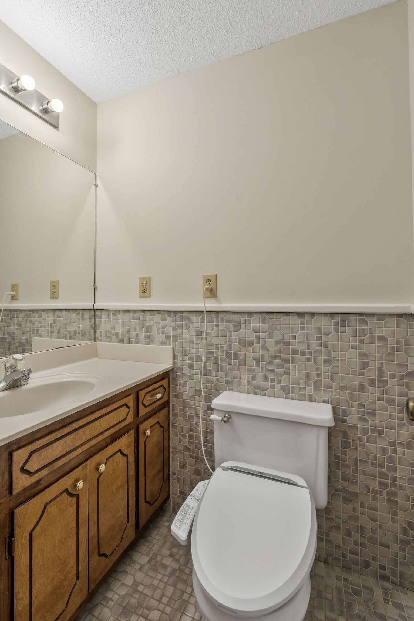 739 Salem Ridge Road Clarksville, TN 37040 - Photo 8 of 22 a bathroom with a toilet a sink and mirror