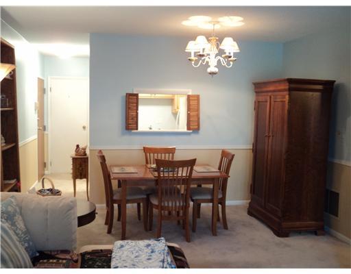 520 Washington Road, Unit 204 Mt. Lebanon, PA 15228 - Photo 3 of 11 Dining Room. Open floor plan is great for entertaining