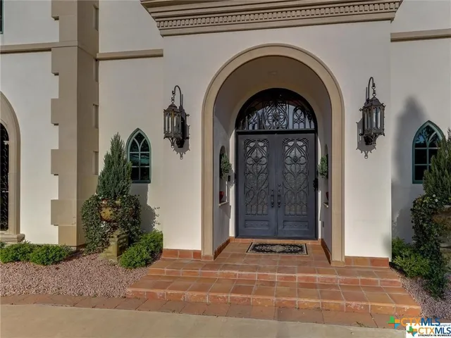 a view of entryway with a flower pot