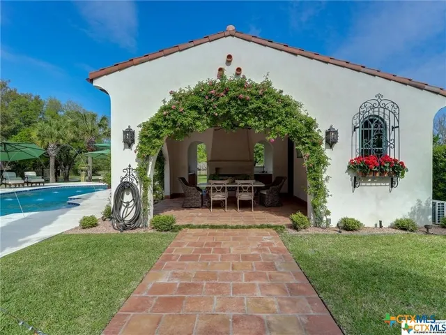 $3,400,000 | 208 Creekridge Drive, Victoria, TX 77904