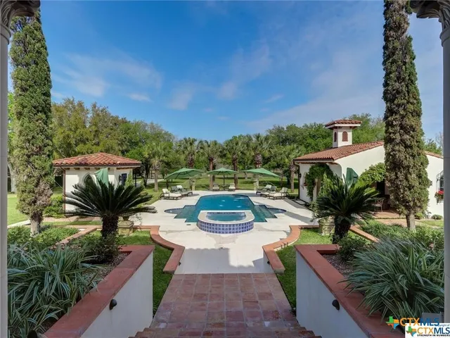 $3,400,000 | 208 Creekridge Drive, Victoria, TX 77904