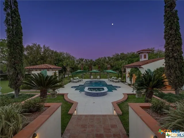 $3,400,000 | 208 Creekridge Drive, Victoria, TX 77904