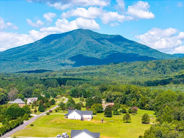 $835,000 | 1101 Foxfire Lane, Bedford, VA 24523