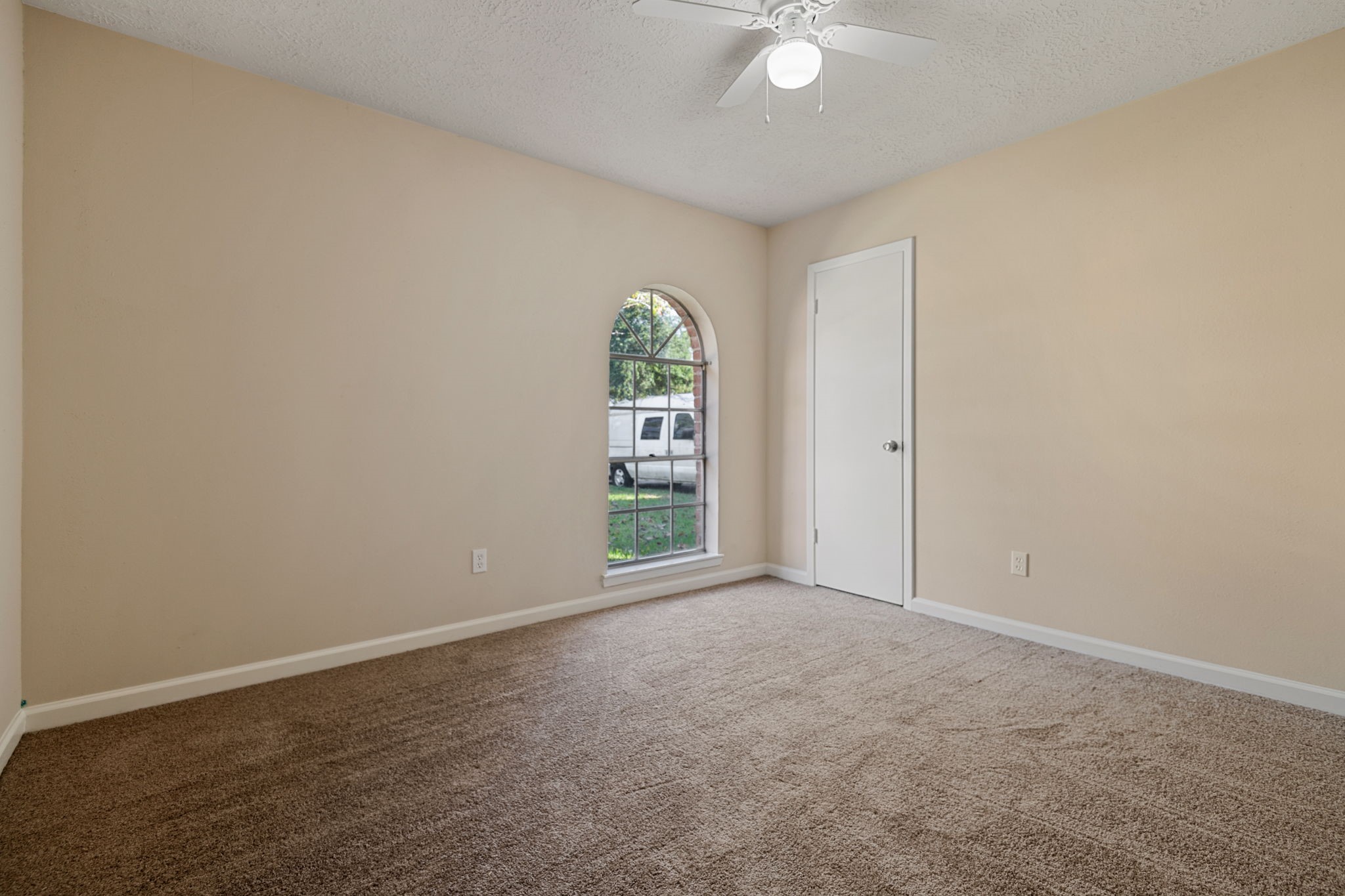 13315 Cologne Drive Houston, TX 77065 - Photo 7 of 15 an empty room with windows and closet