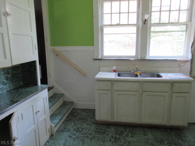 1829 Farmington Road Cleveland, OH 44112 - Photo 5 of 21