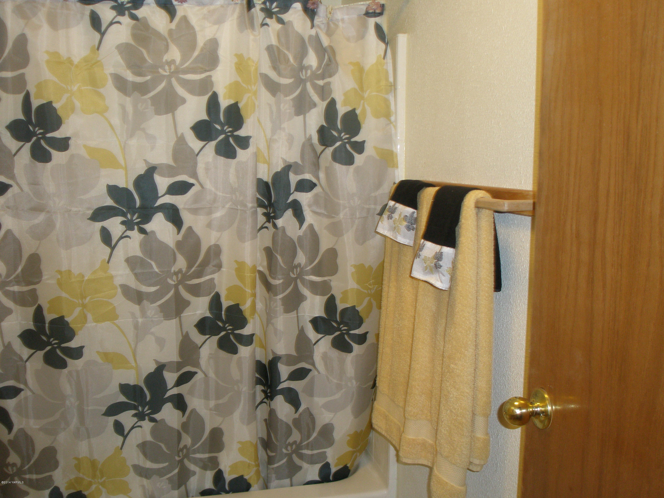 151 West Huntzinger Road Selah, WA 98942 - Photo 13 of 44 a bathroom with a shower and a mirror