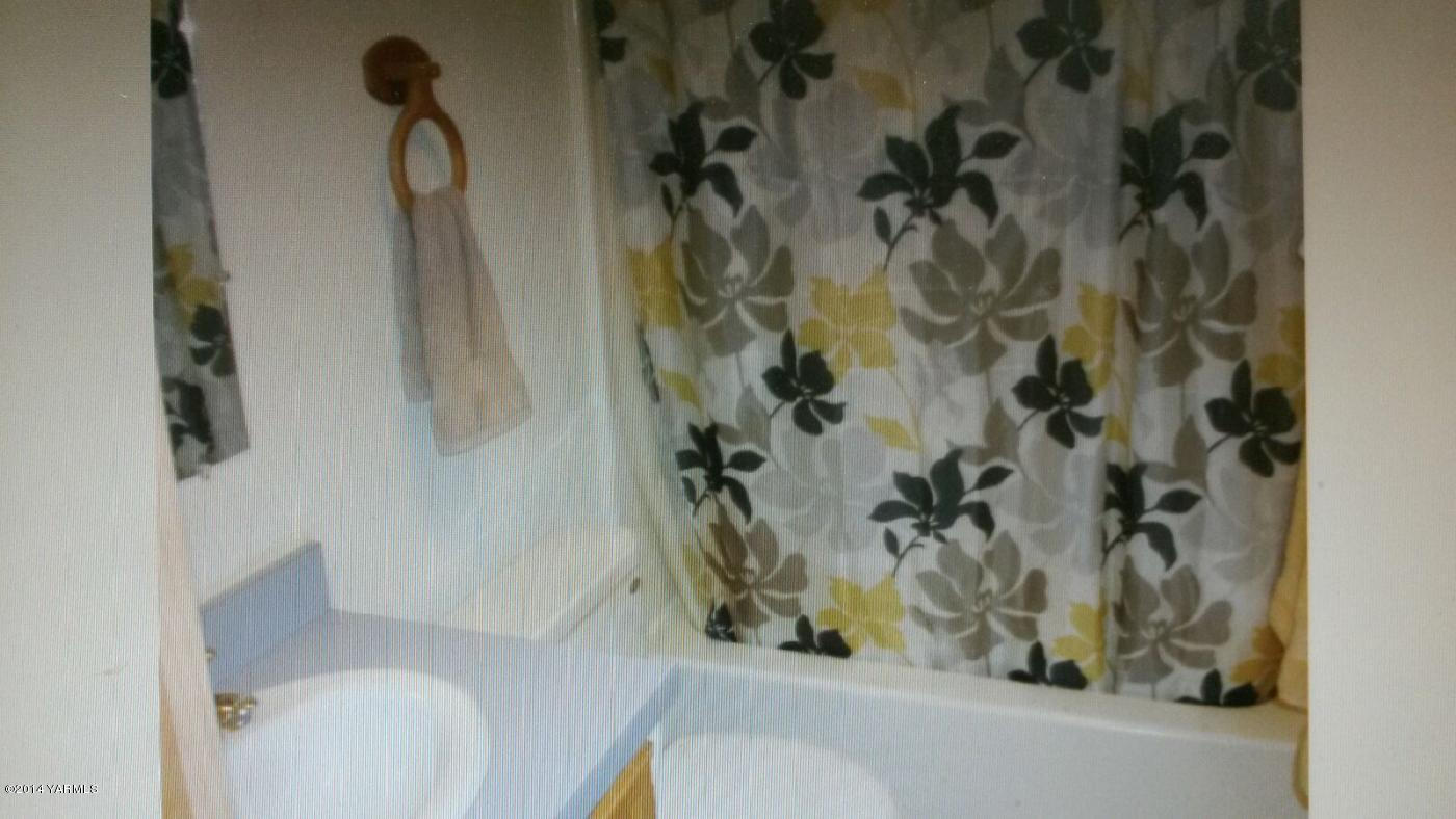 151 West Huntzinger Road Selah, WA 98942 - Photo 14 of 44 a bathroom with a bathtub and shower