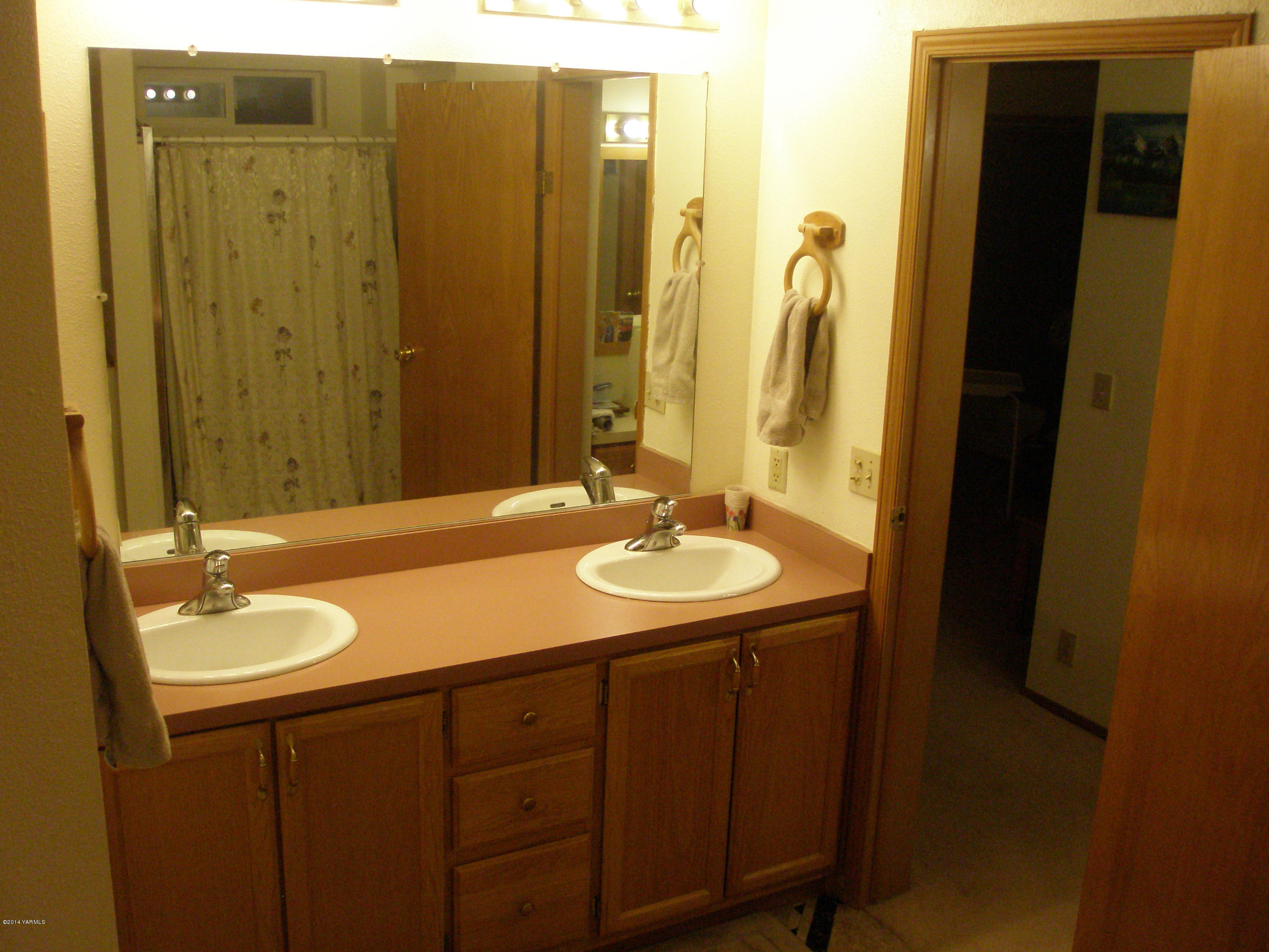 151 West Huntzinger Road Selah, WA 98942 - Photo 21 of 44 a bathroom with a granite countertop sink and a mirror