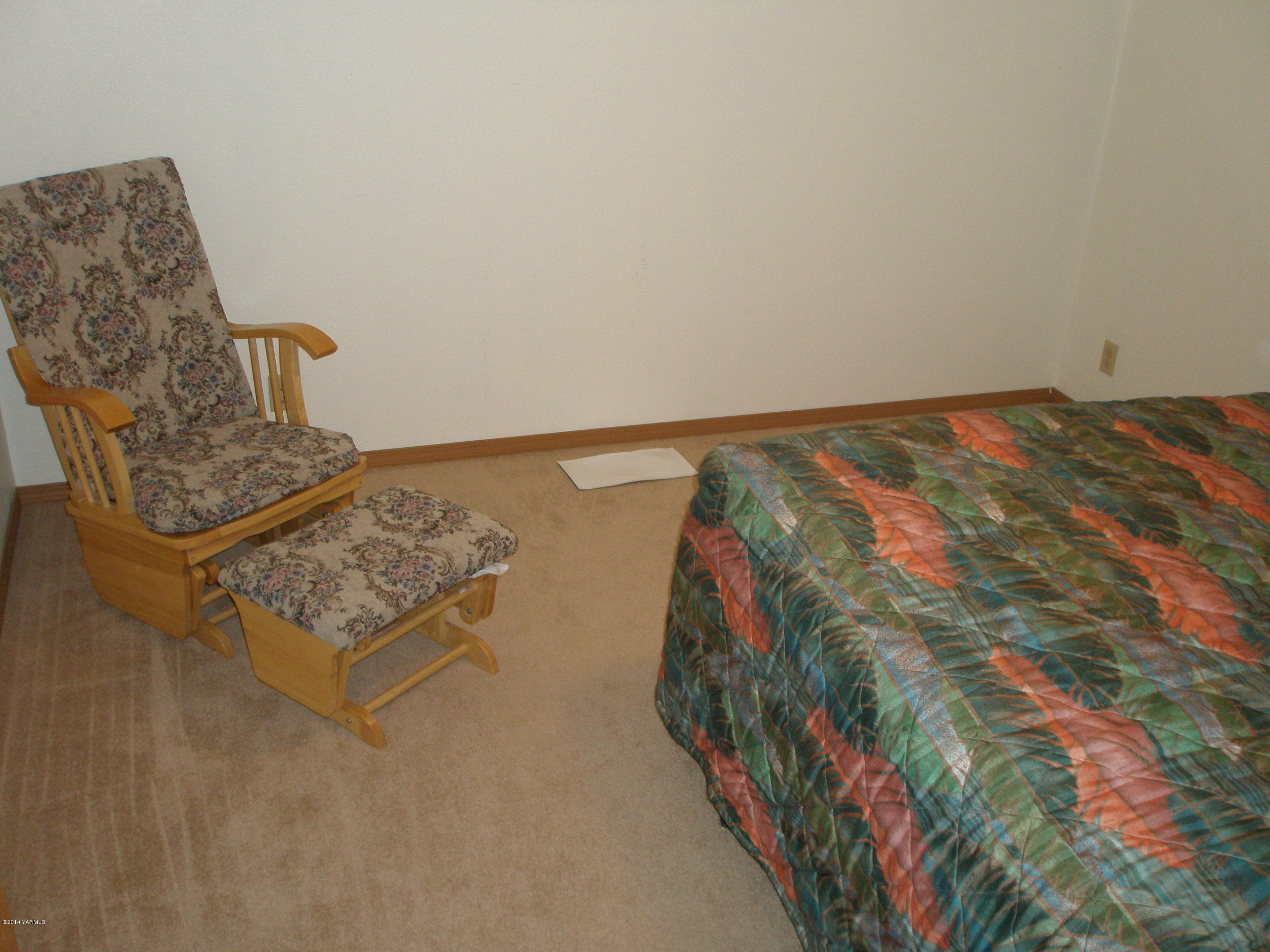 151 West Huntzinger Road Selah, WA 98942 - Photo 23 of 44 a bedroom with a bed and a window