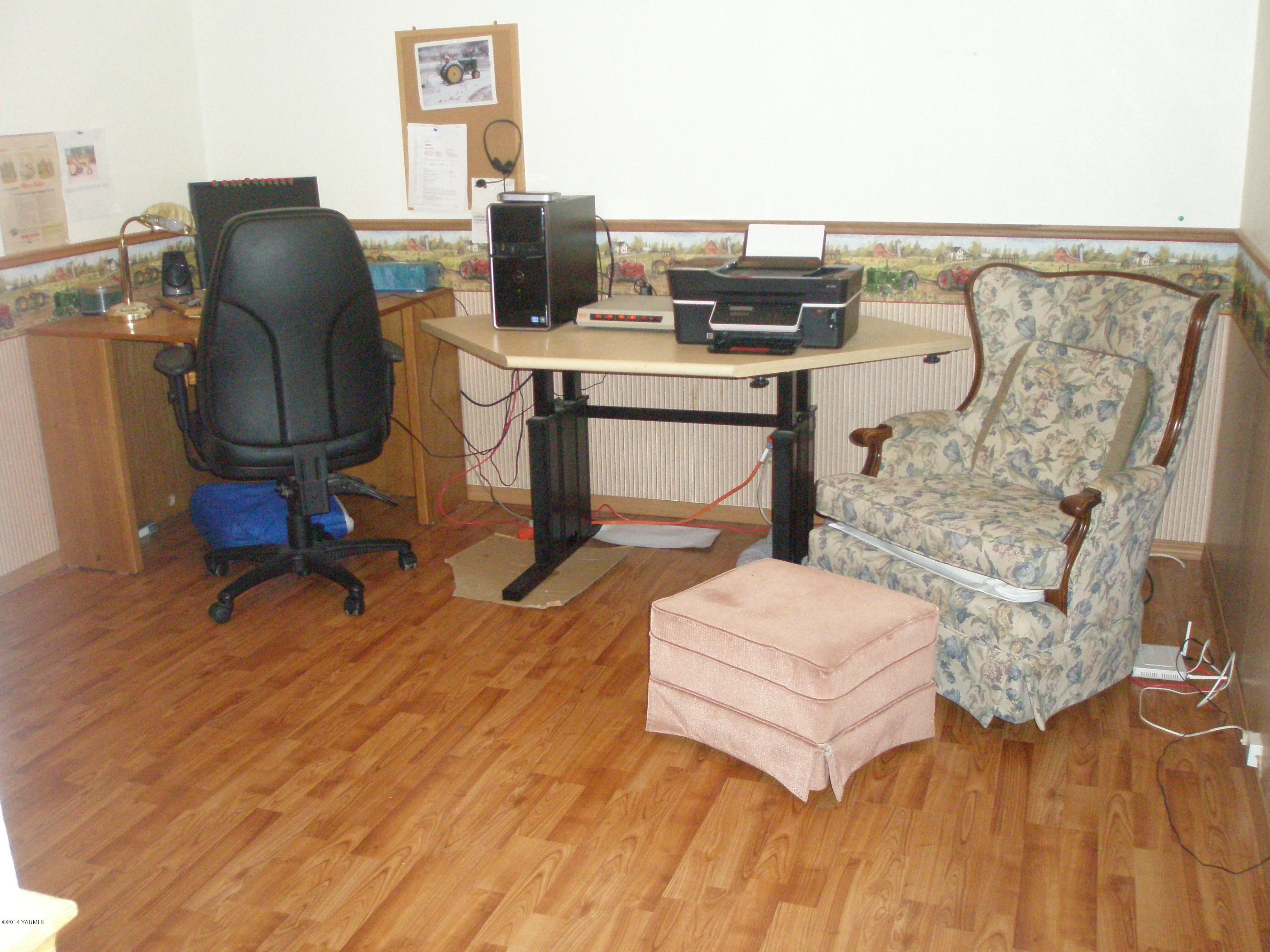 151 West Huntzinger Road Selah, WA 98942 - Photo 25 of 44 a workspace with furniture and rug