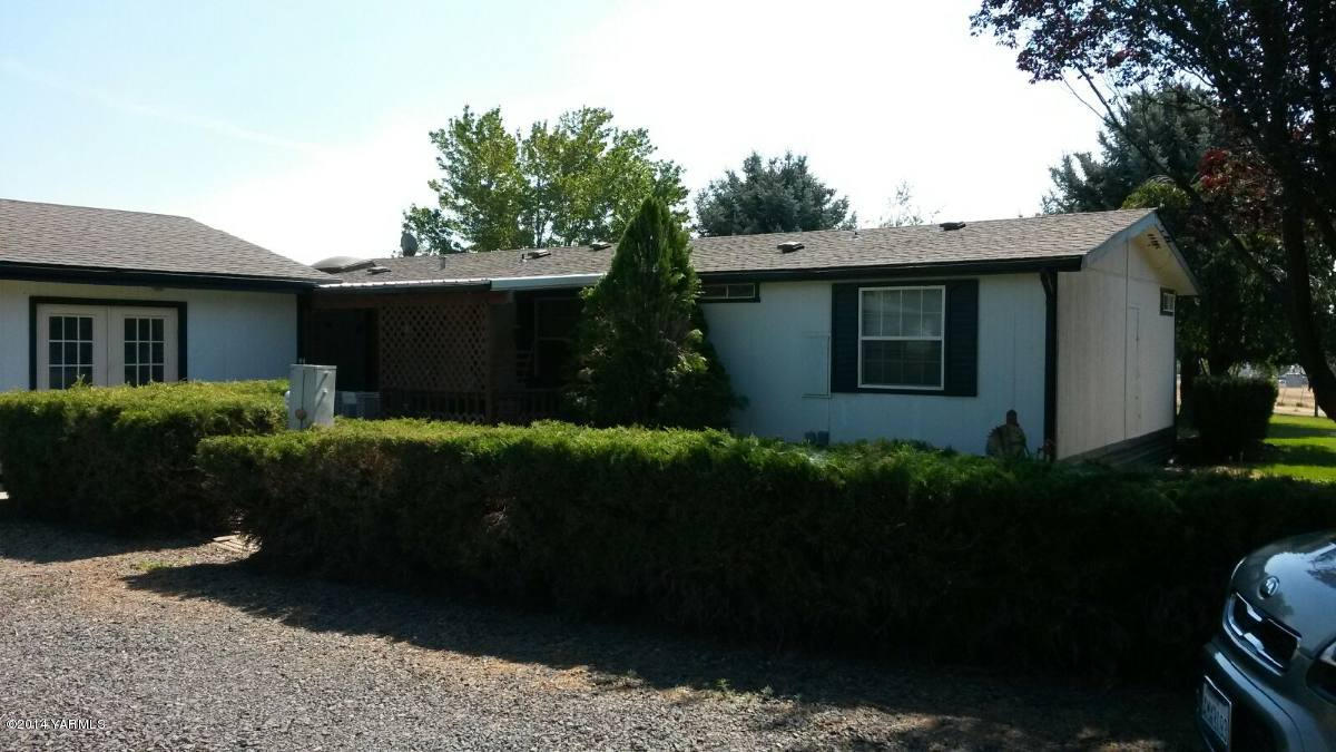 151 West Huntzinger Road Selah, WA 98942 - Photo 26 of 44 a backyard of a house with lots of green space