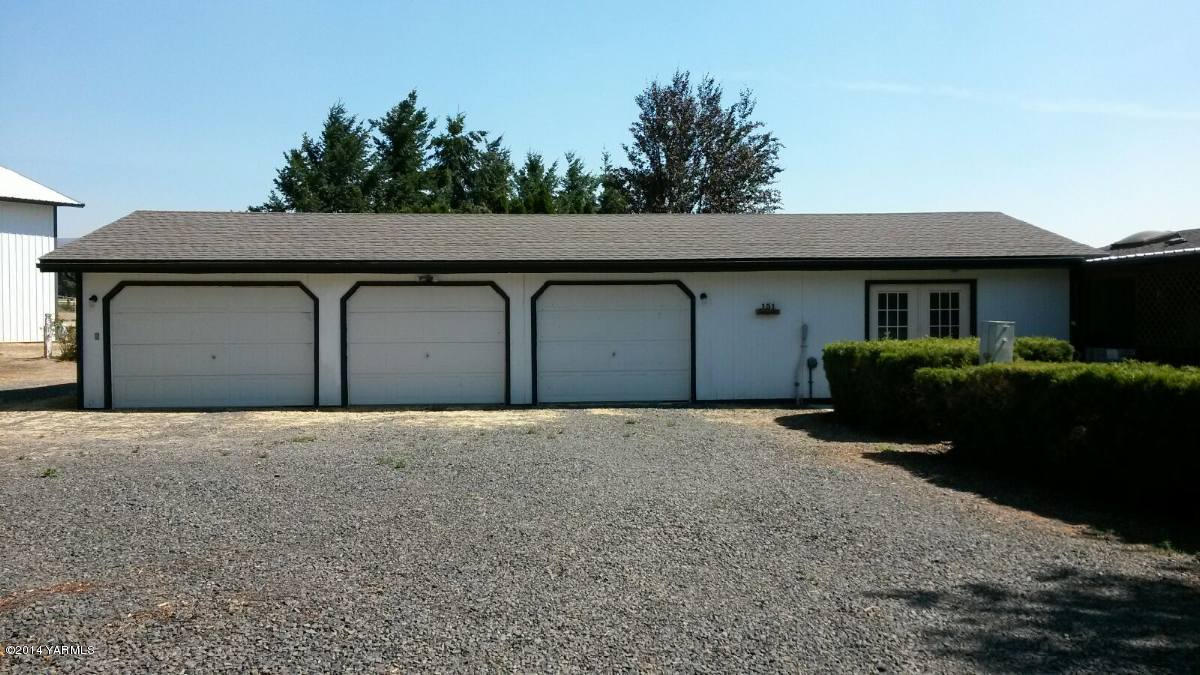 151 West Huntzinger Road Selah, WA 98942 - Photo 28 of 44 a front view of a house with a yard and garage