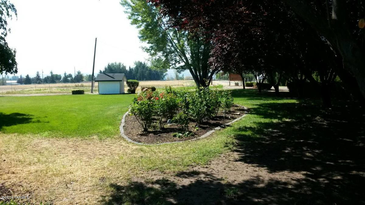 151 West Huntzinger Road Selah, WA 98942 - Photo 29 of 44 a view of a garden with a tree
