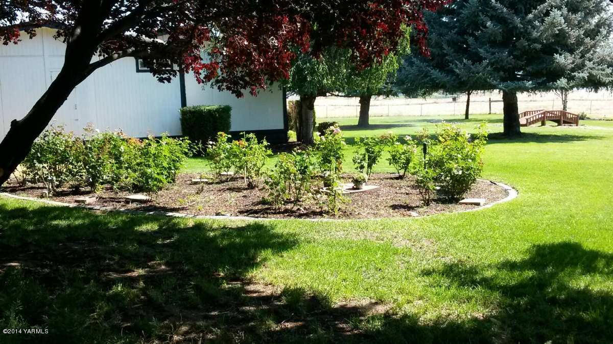 151 West Huntzinger Road Selah, WA 98942 - Photo 30 of 44 a view of a garden with a tree