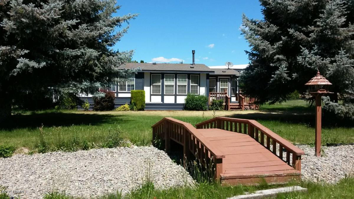 151 West Huntzinger Road Selah, WA 98942 - Photo 4 of 44 a view of a patio with a yard