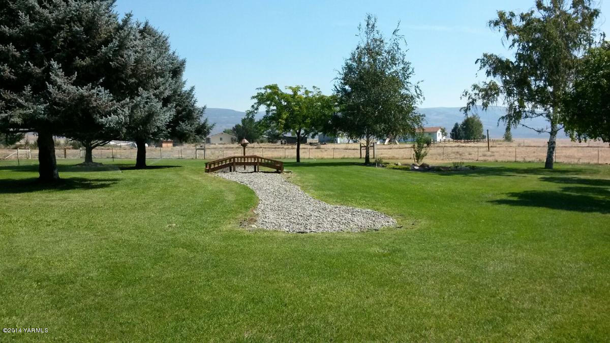 151 West Huntzinger Road Selah, WA 98942 - Photo 31 of 44 a garden view