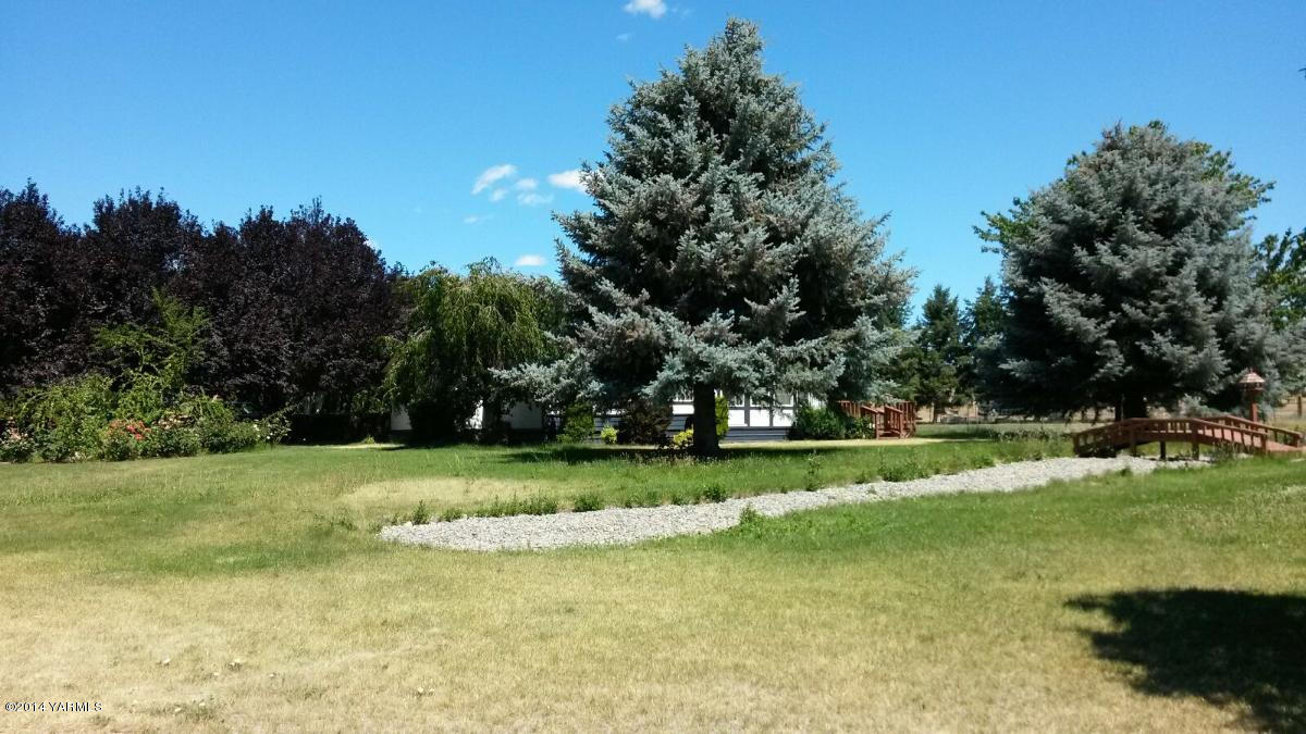 151 West Huntzinger Road Selah, WA 98942 - Photo 32 of 44 a view of a golf course with a lake