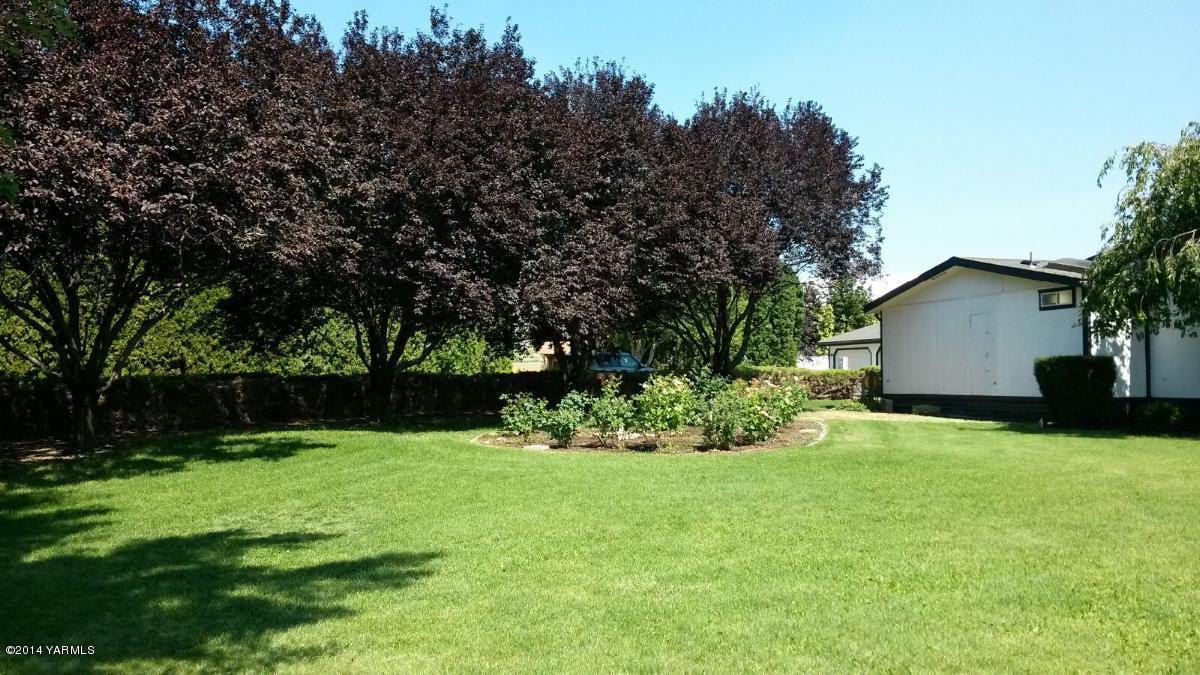 151 West Huntzinger Road Selah, WA 98942 - Photo 33 of 44 a view of garden with trees