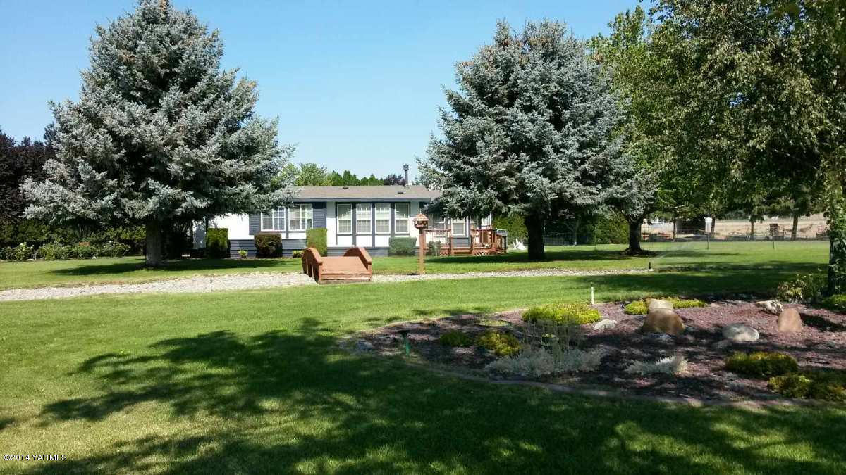 151 West Huntzinger Road Selah, WA 98942 - Photo 34 of 44 a view of a park with large trees