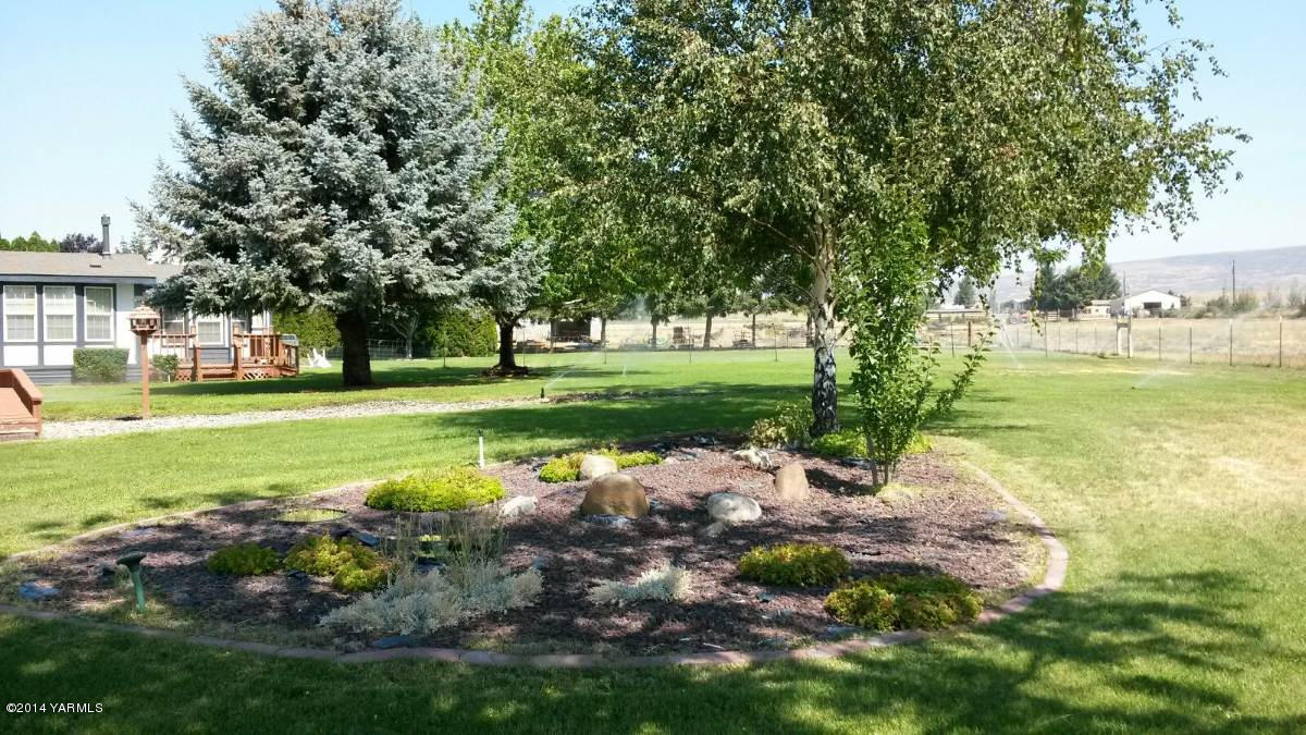 151 West Huntzinger Road Selah, WA 98942 - Photo 35 of 44 a view of a park with large trees