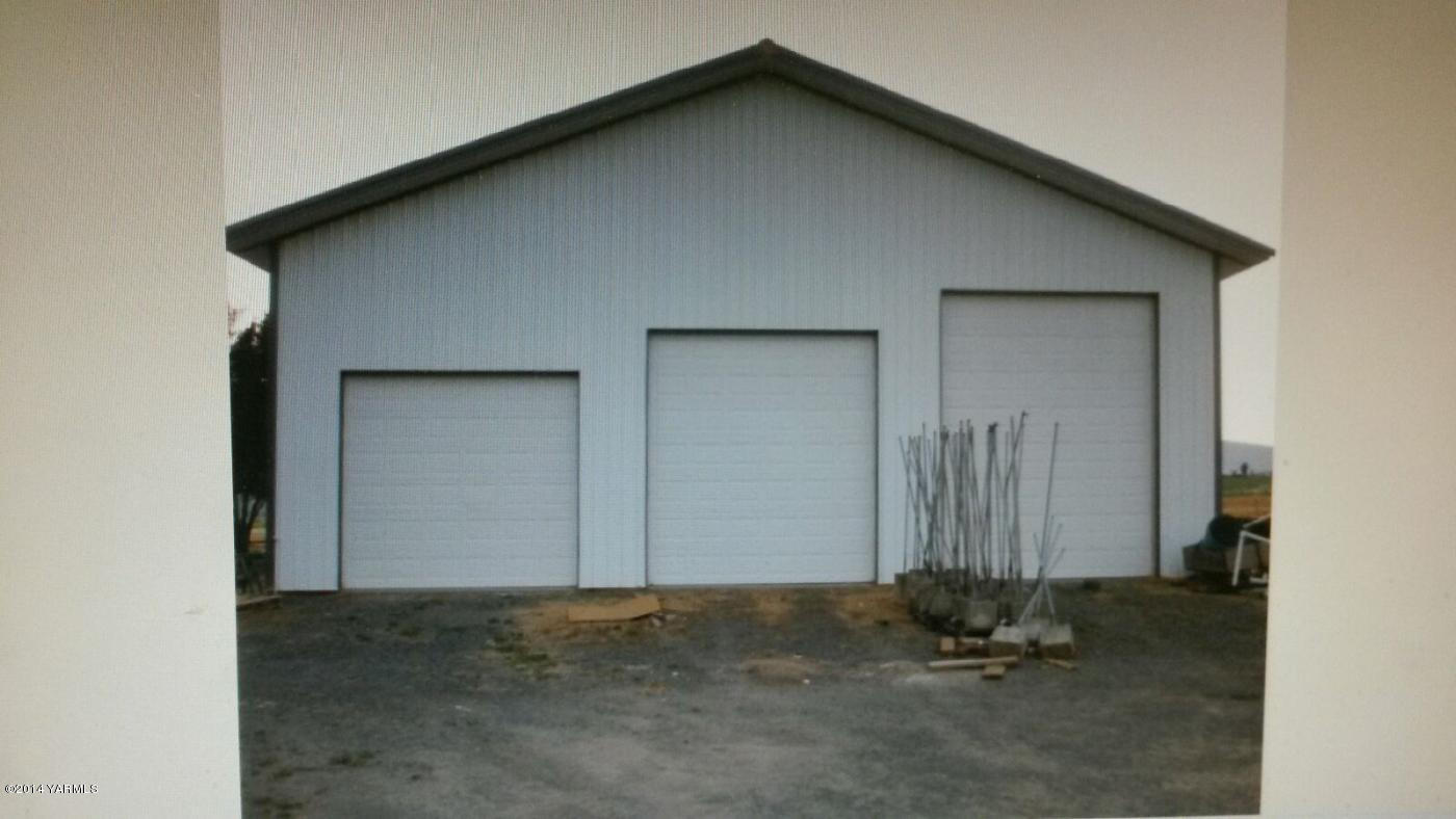 151 West Huntzinger Road Selah, WA 98942 - Photo 39 of 44 an outdoor view of garage