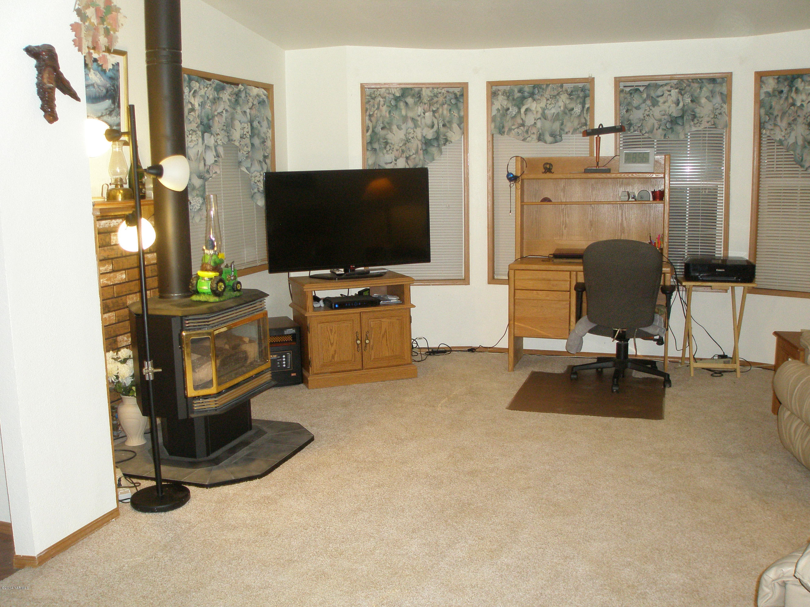 151 West Huntzinger Road Selah, WA 98942 - Photo 5 of 44 a living room with furniture and a flat screen tv