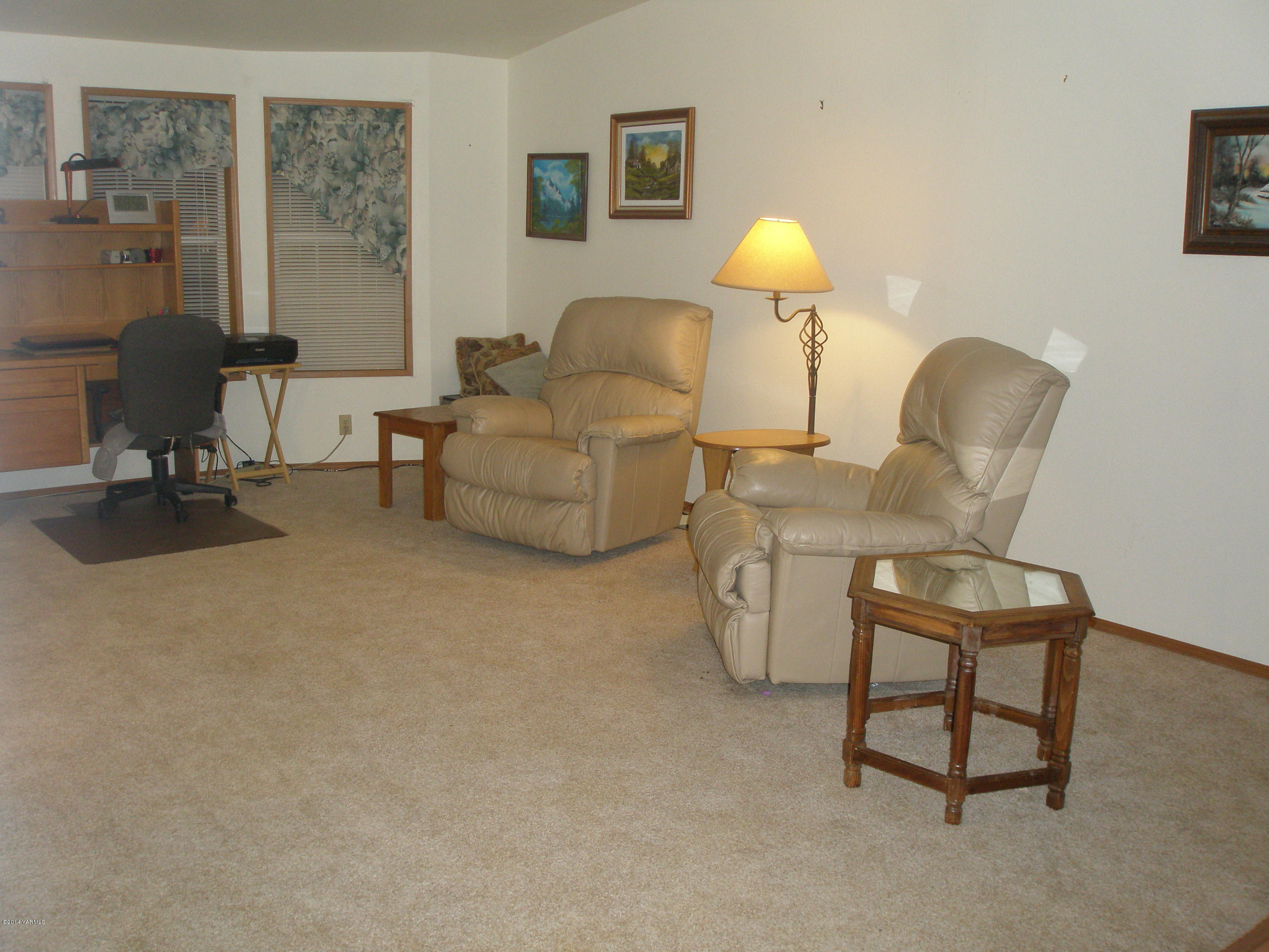 151 West Huntzinger Road Selah, WA 98942 - Photo 6 of 44 a living room with furniture and a lamp