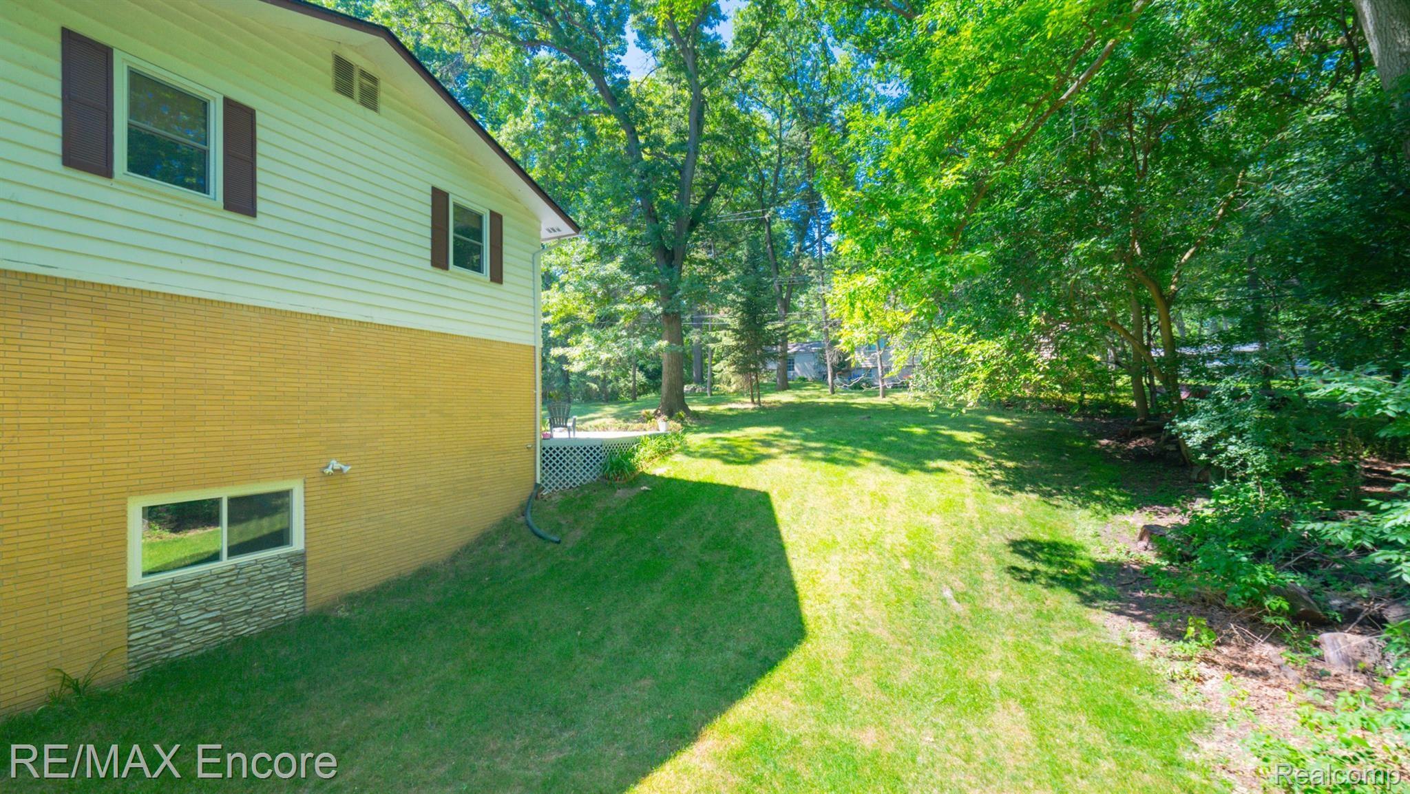 2555 New England Drive Rochester, MI 48309 - Photo 54 of 61 Side yard